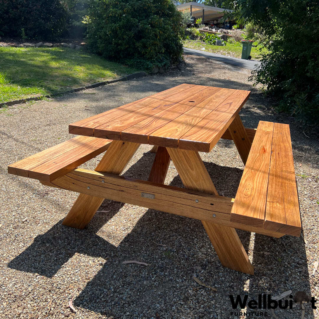 1.5m hardwood picnic table